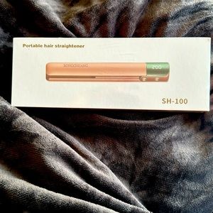 Portable hair straightener Brand new ran on batteries